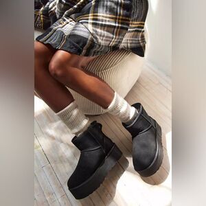 NWOT UGG Classic Mini Platform Boot
